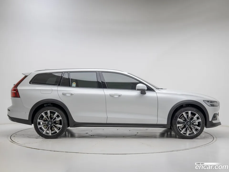 Volvo V60 Cross Country B5 AWD 2025 — миниатюра 3
