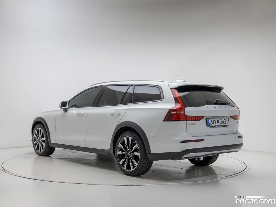 Volvo V60 Cross Country B5 AWD 2025 — миниатюра 4