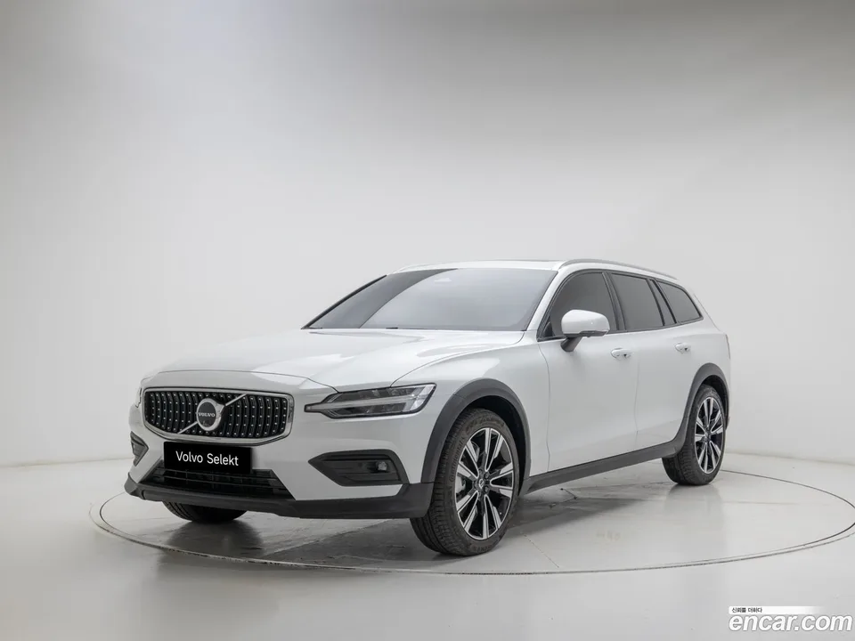 Volvo V60 Cross Country B5 AWD 2025 — фото 1, купить с доставкой в Москву