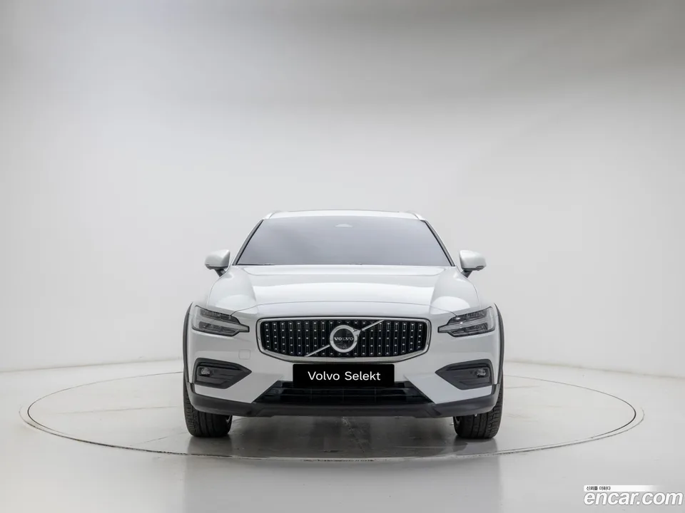Volvo V60 Cross Country B5 AWD 2025 — миниатюра 2