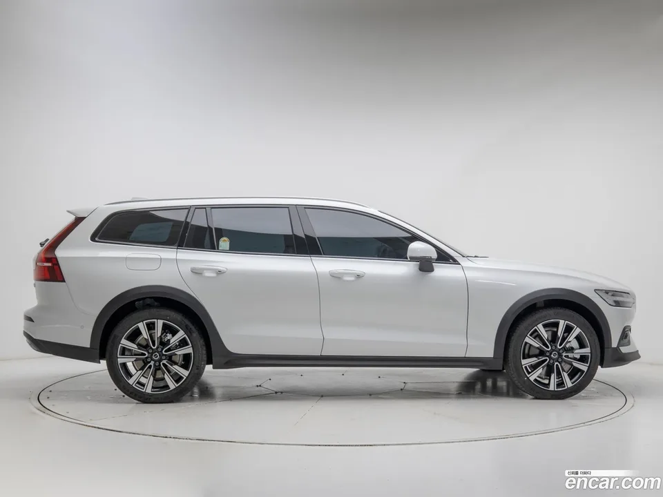 Volvo V60 Cross Country B5 AWD 2025 — миниатюра 3
