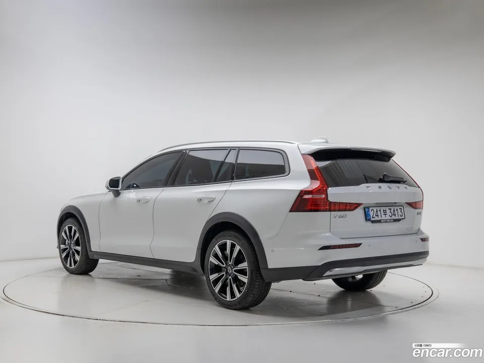 Volvo V60 Cross Country B5 AWD 2025 — миниатюра 4