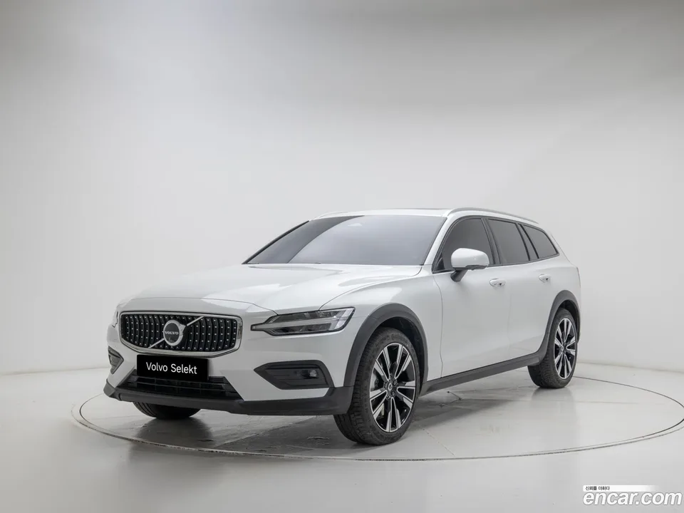 Volvo V60 Cross Country B5 AWD 2025 — фото 1, купить с доставкой в Москву