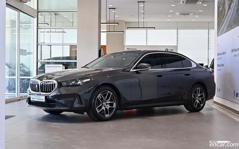 BMW 5 Series 520i 2025 — фото 1, купить с доставкой в Москву