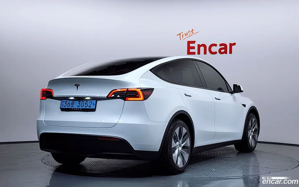 Tesla Model Y RWD 2023 — миниатюра 2
