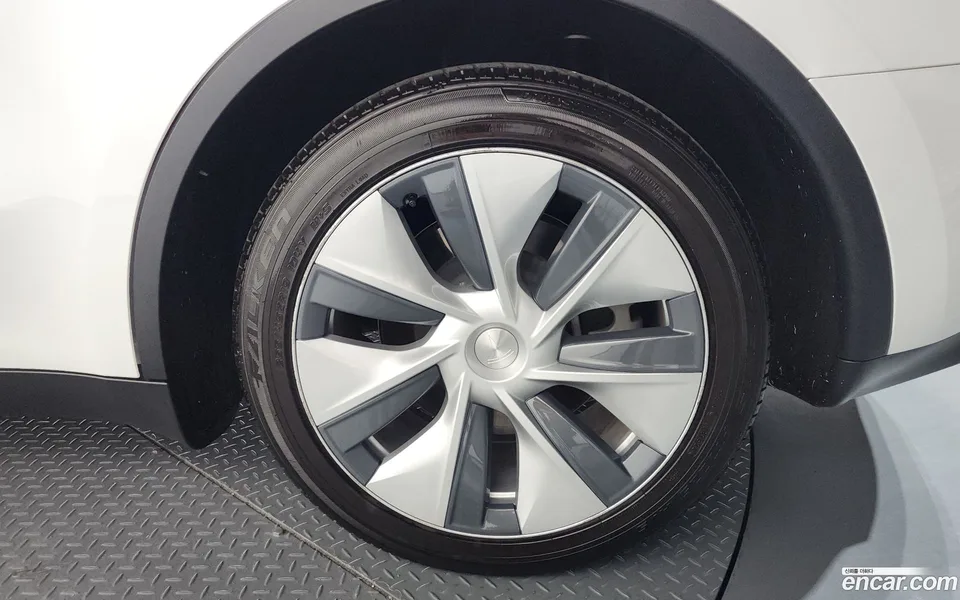 Tesla Model Y RWD 2023 — миниатюра 5