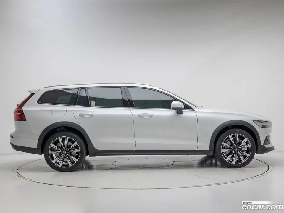 Volvo V60 Cross Country B5 AWD 2025 — миниатюра 3