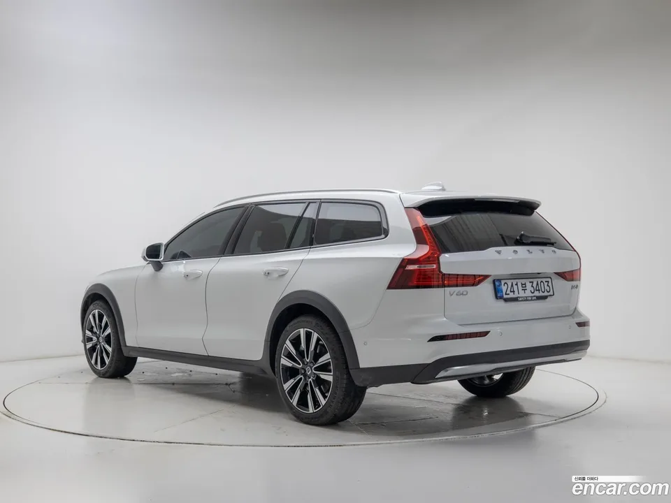 Volvo V60 Cross Country B5 AWD 2025 — миниатюра 4