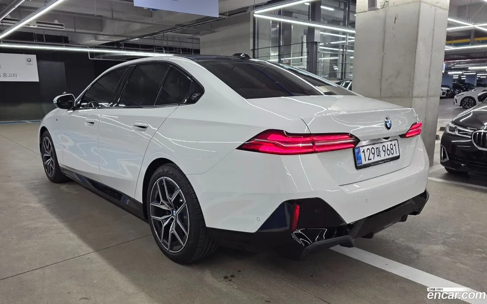 BMW 5 Series 523d M 2025 — миниатюра 2