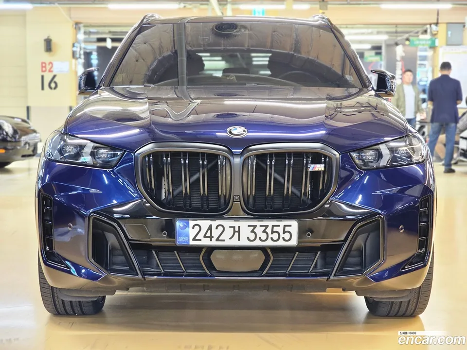 BMW X5 M60i 2023 — фото 1, купить с доставкой в Москву