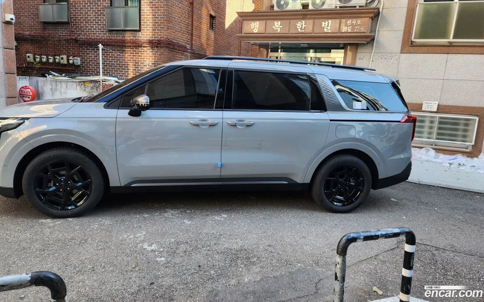 Kia Carnival HEV 9 X Line 2025 — миниатюра 3