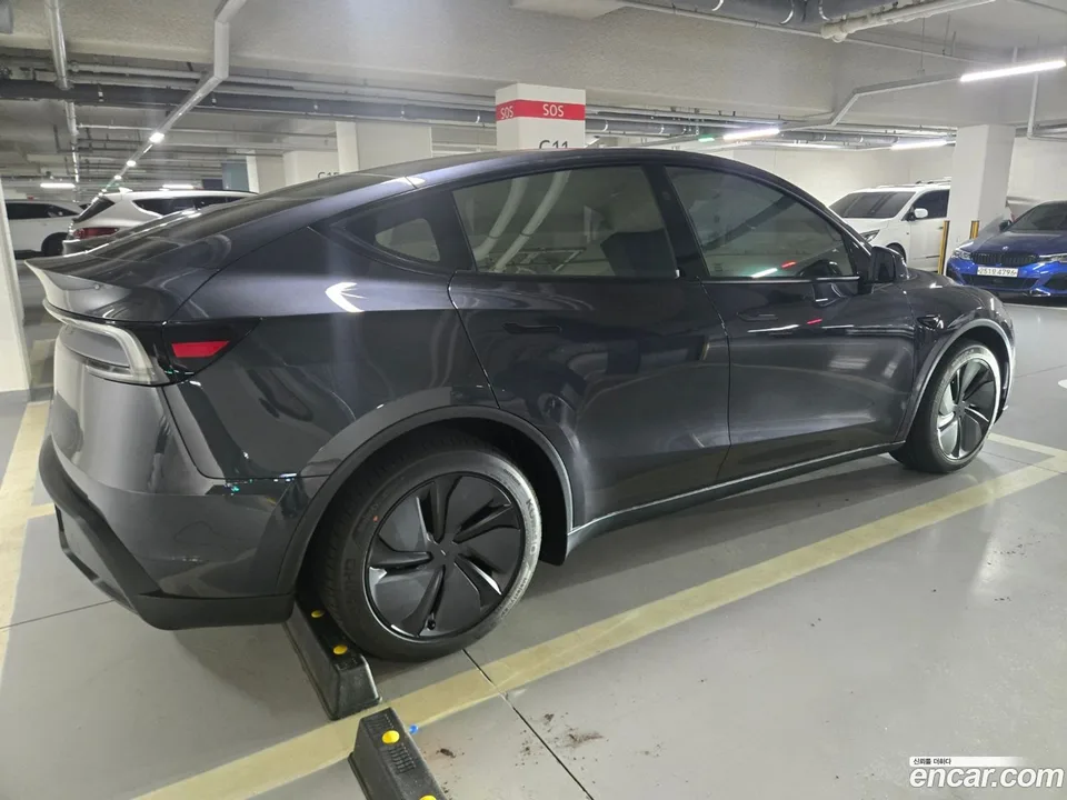 Tesla Model Y RWD 2025 — миниатюра 2