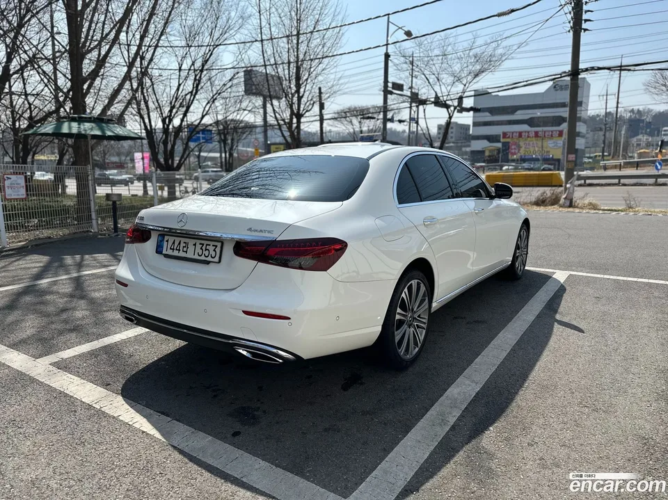Mercedes-Benz E-Class E350 4MATIC 2023 — миниатюра 4