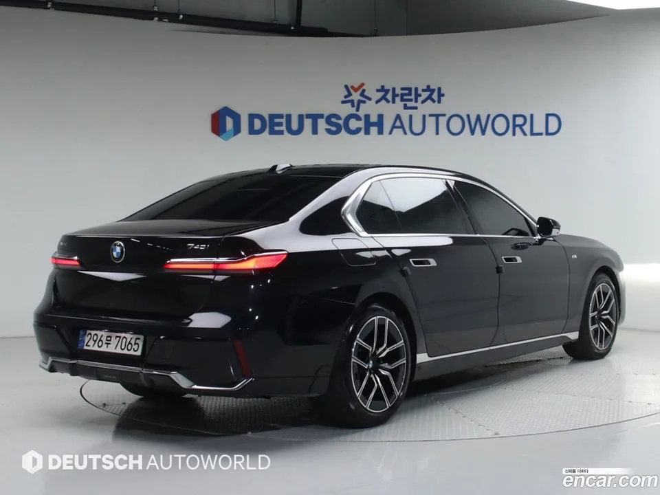 BMW 7 Series 740i xDrive M 2024 — миниатюра 4