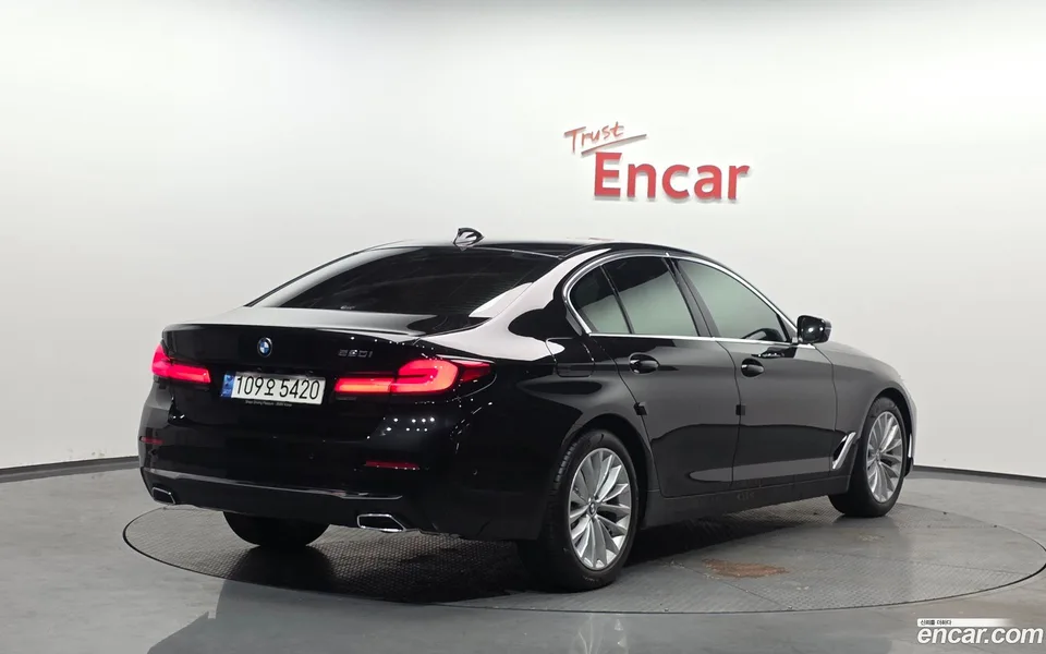 BMW 5 Series 520i 2023 — миниатюра 2