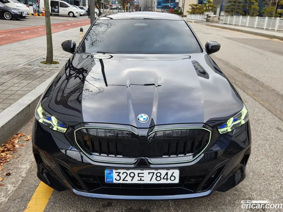 BMW 5 Series 520i M 2025 — фото 1, купить с доставкой в Москву