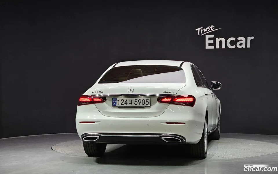 Mercedes-Benz E-Class E220d 4MATIC 2023 — миниатюра 4