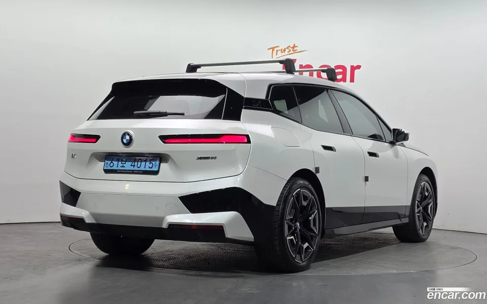 BMW iX xDrive50 2023 — миниатюра 2