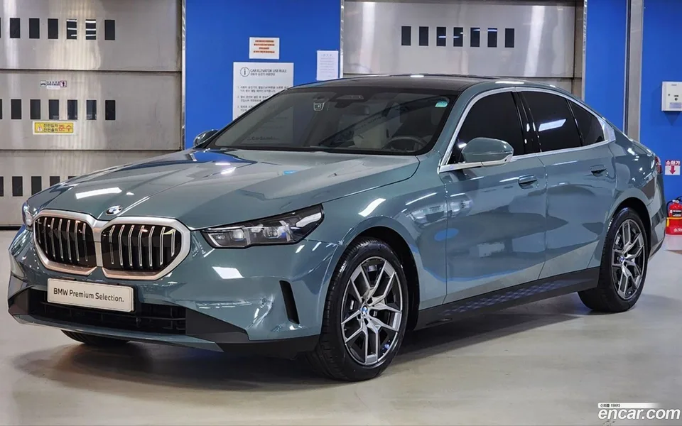 BMW 5 Series 520i 2025 — фото 1, купить с доставкой в Москву