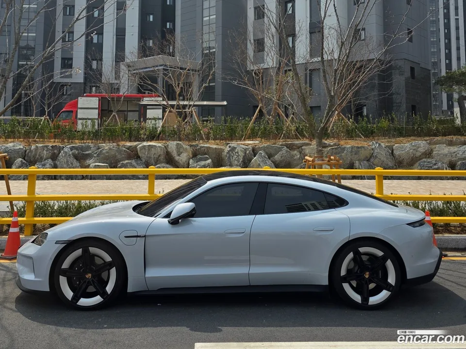 Porsche Taycan 4 2025 — миниатюра 2