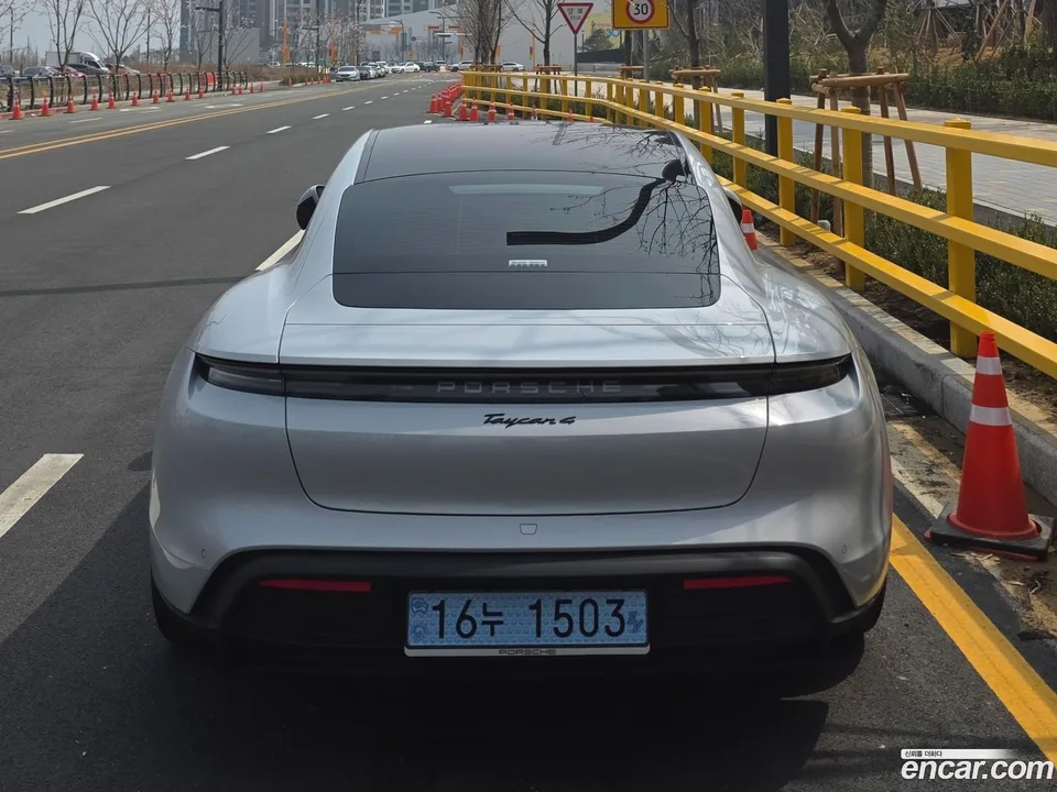 Porsche Taycan 4 2025 — миниатюра 5