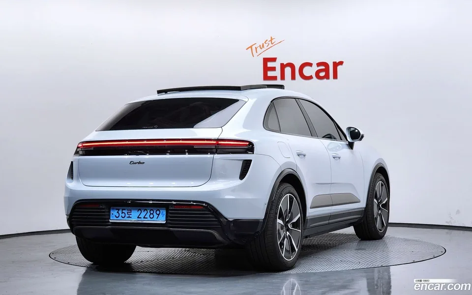 Porsche Macan Electric 2025 — миниатюра 2