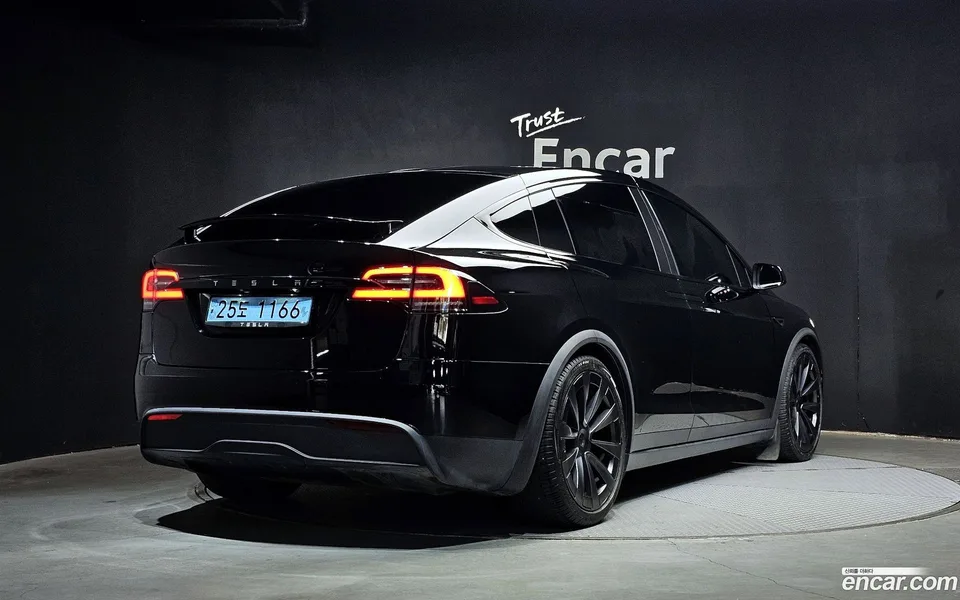 Tesla Model X AWD 2023 — миниатюра 2