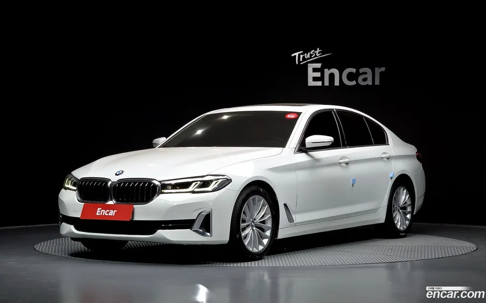 BMW 5 Series 520i 2023 — фото 1, купить с доставкой в Москву