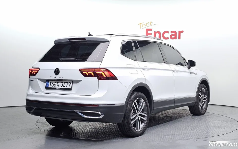 Volkswagen Tiguan Allspace 2.0 TSI 2023 — миниатюра 2