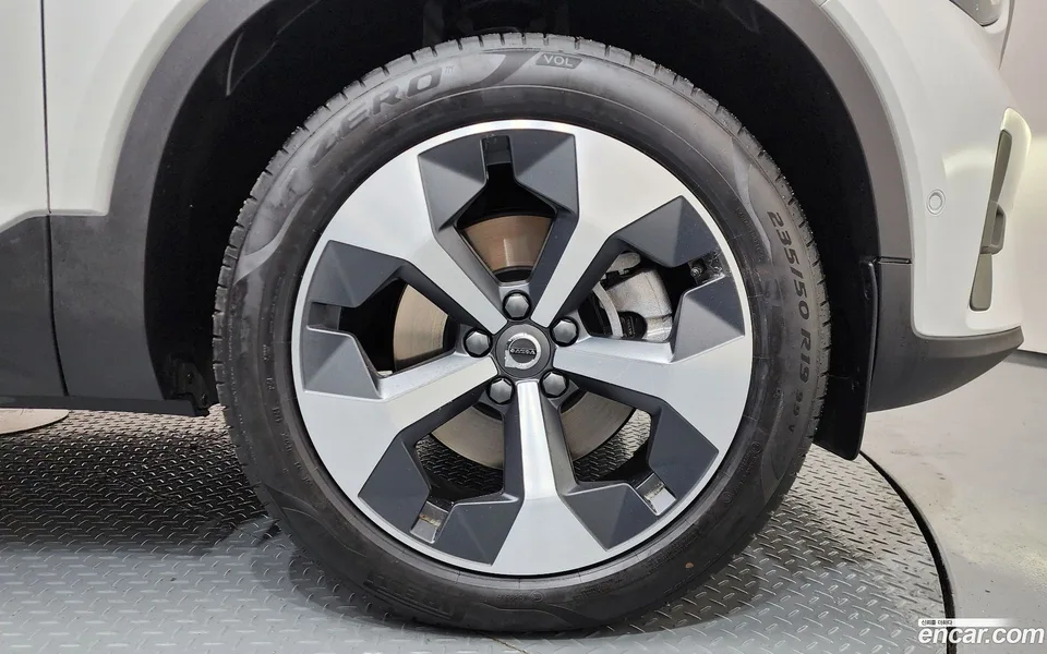 Volvo XC40 B4 2025 — миниатюра 5