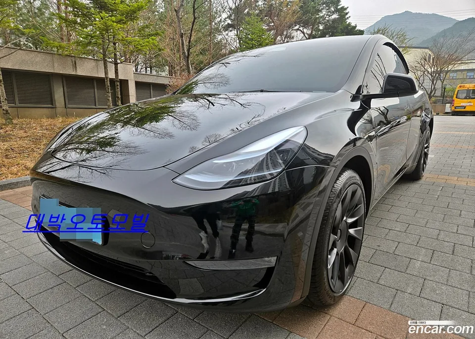 Tesla Model Y AWD 2023 — миниатюра 2