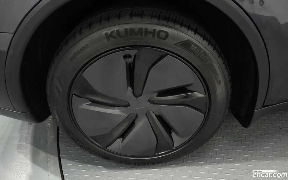 Tesla Model Y AWD 2025 — миниатюра 5