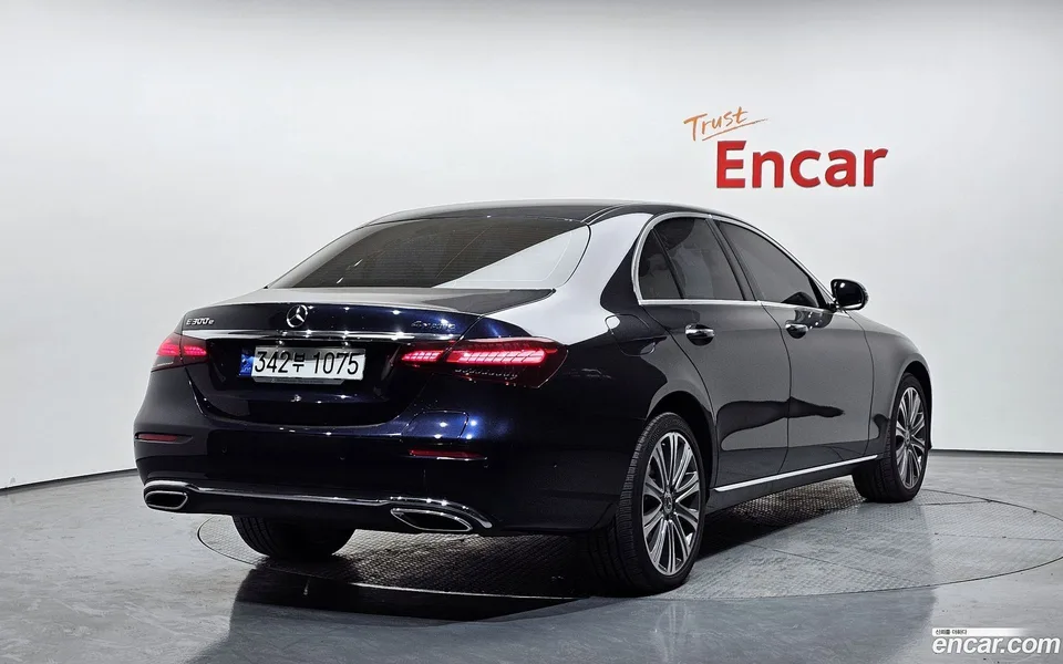 Mercedes-Benz E-Class E300e 4MATIC 2023 — миниатюра 2