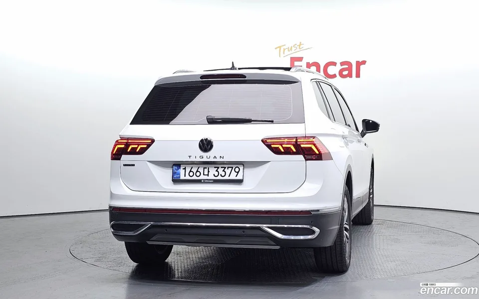 Volkswagen Tiguan Allspace 2.0 TSI 2023 — миниатюра 4
