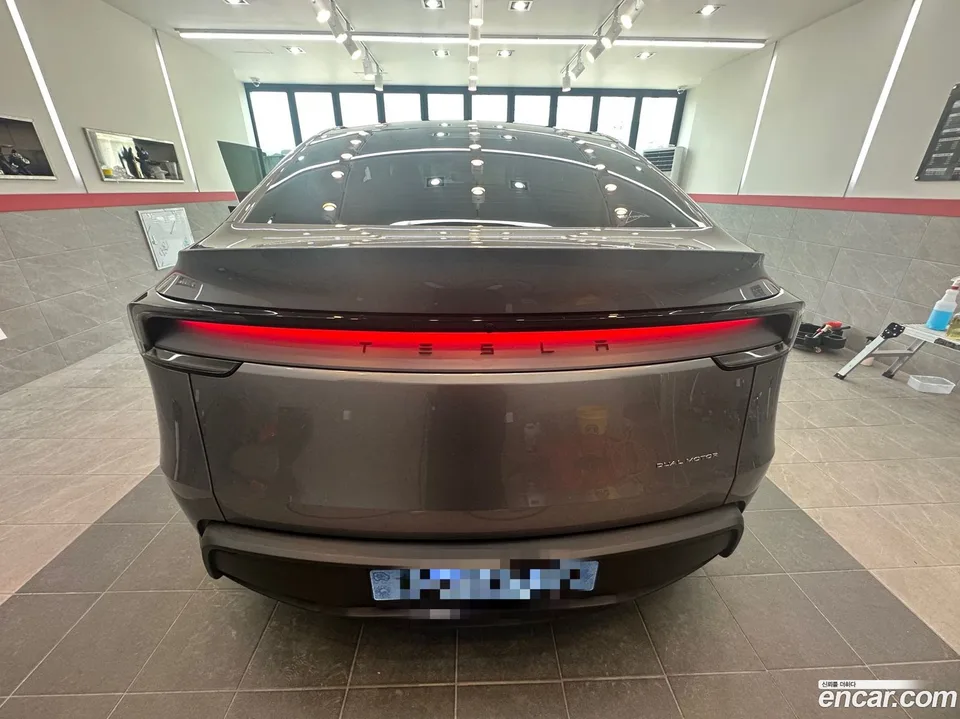 Tesla Model Y AWD 2025 — миниатюра 4