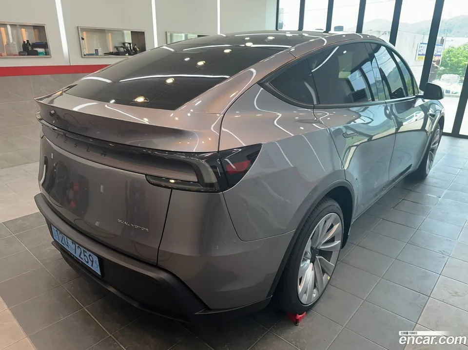 Tesla Model Y AWD 2025 — миниатюра 5