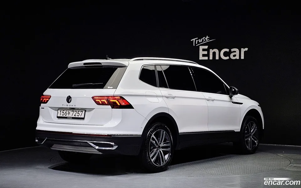 Volkswagen Tiguan Allspace 2.0 TSI 2023 — миниатюра 2