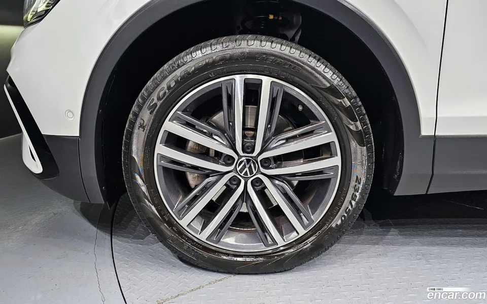 Volkswagen Tiguan Allspace 2.0 TSI 2023 — миниатюра 5