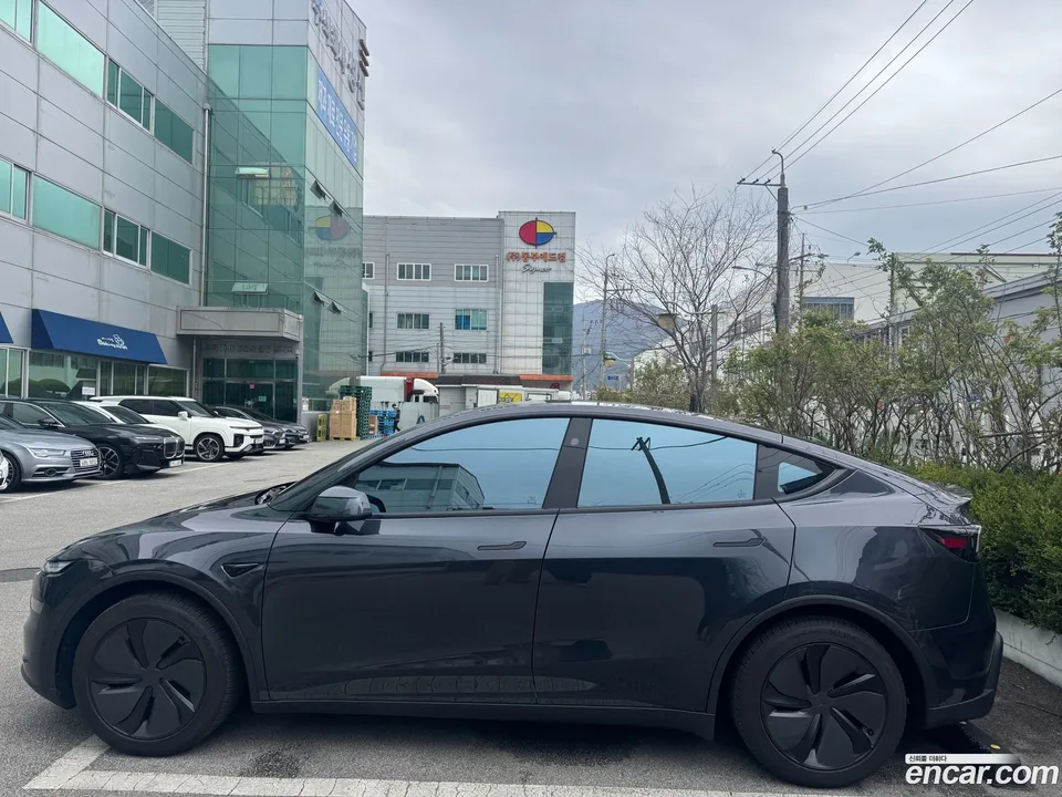 Tesla Model Y RWD 2025 — миниатюра 4
