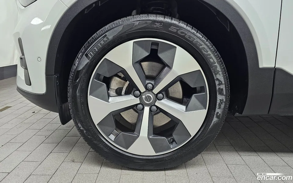 Volvo XC40 B4 2023 — миниатюра 5