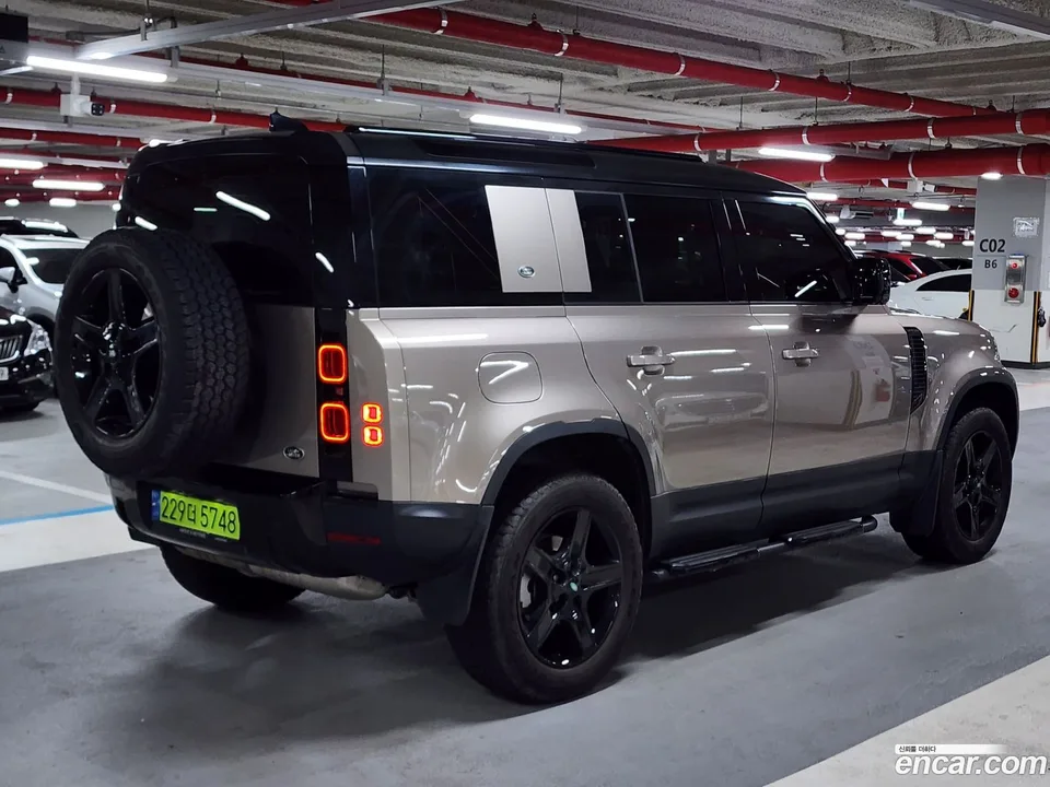Land Rover Defender 110 D250 SE 2023 — миниатюра 2