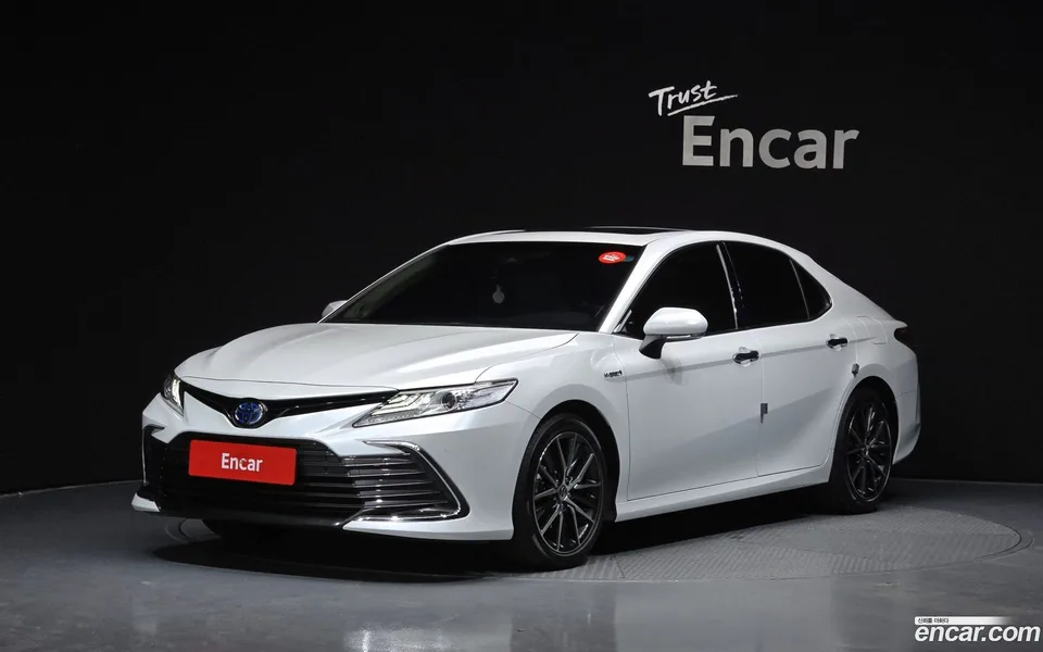 Toyota Camry 2.5 XLE 2023 — фото 1, купить с доставкой в Москву