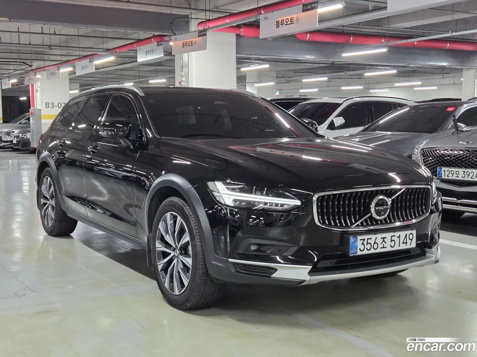 Volvo V90 Cross Country B5 AWD 2025 — миниатюра 3
