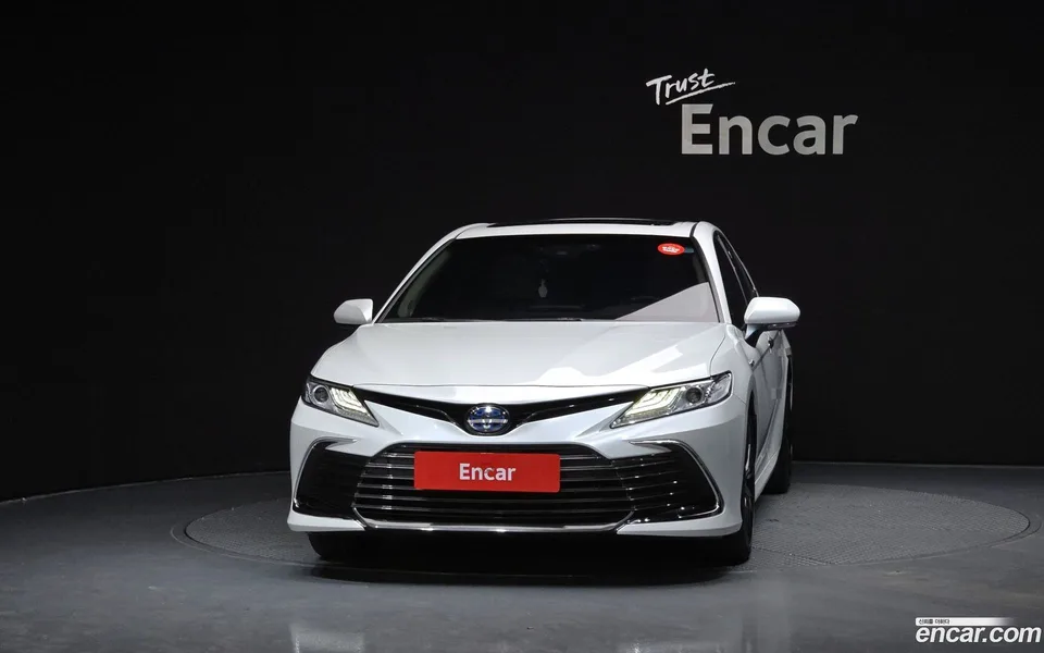Toyota Camry 2.5 XLE 2023 — миниатюра 3
