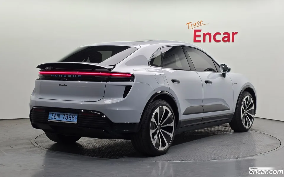 Porsche Macan Electric 2025 — миниатюра 2