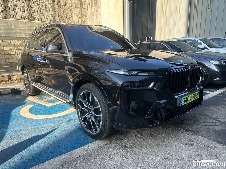 BMW X7 (G07) xDrive 40i M 6 2025 — фото 1, купить с доставкой в Москву