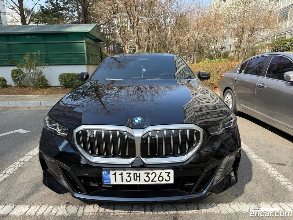 BMW 5 Series 520i M 2024 — фото 1, купить с доставкой в Москву