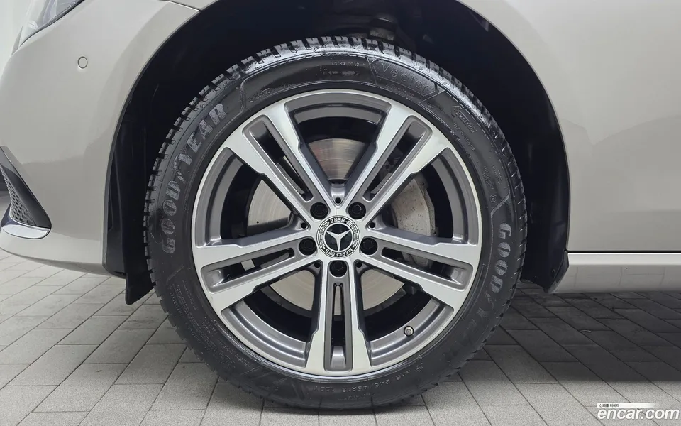 Mercedes-Benz E-Class E350 4MATIC 2022 — миниатюра 5