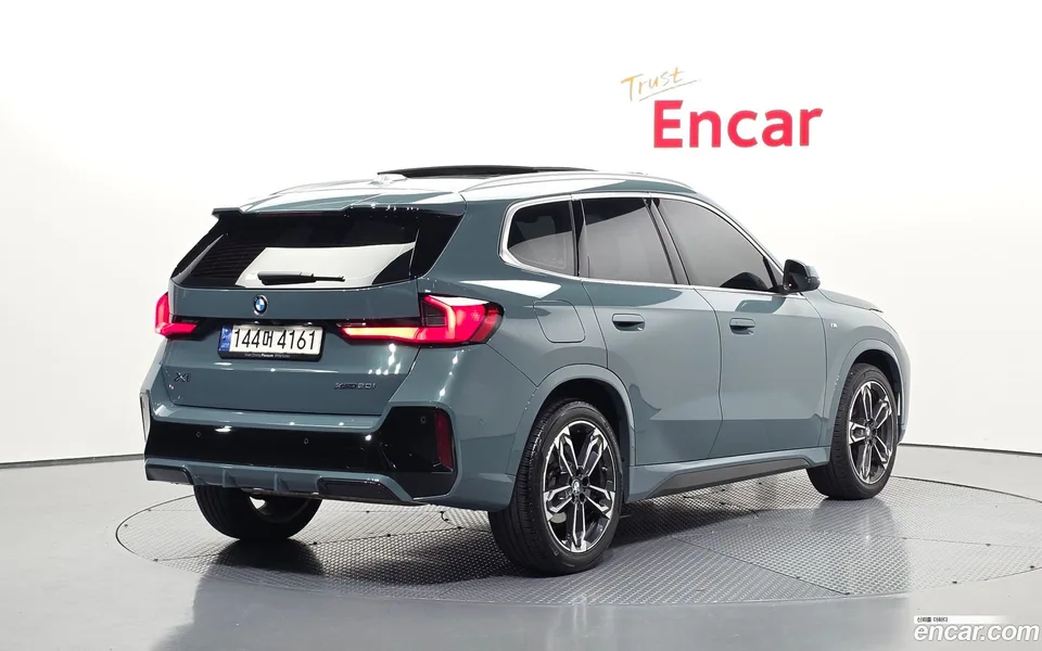 BMW X1 xDrive 20i M 2023 — миниатюра 2
