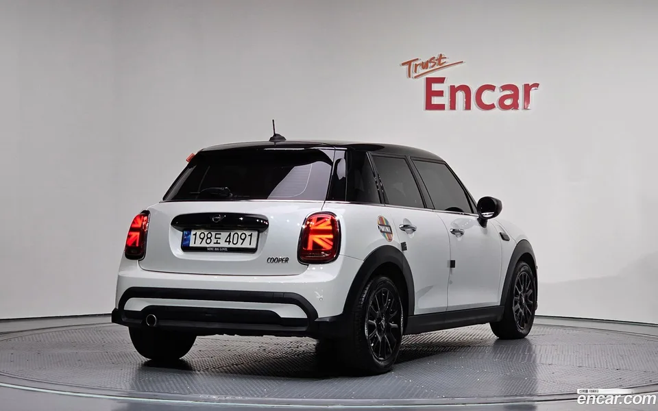 MINI Cooper 5 2023 — миниатюра 2